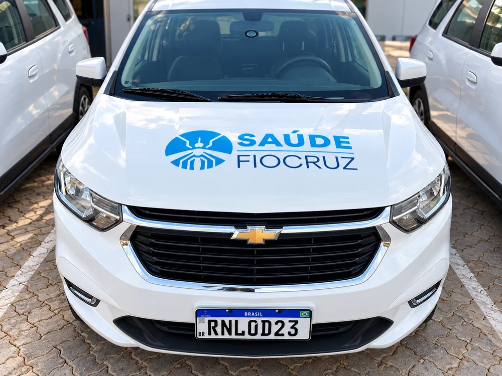 Detalhe da adesivação no capô do Chevrolet Spin Fiocruz