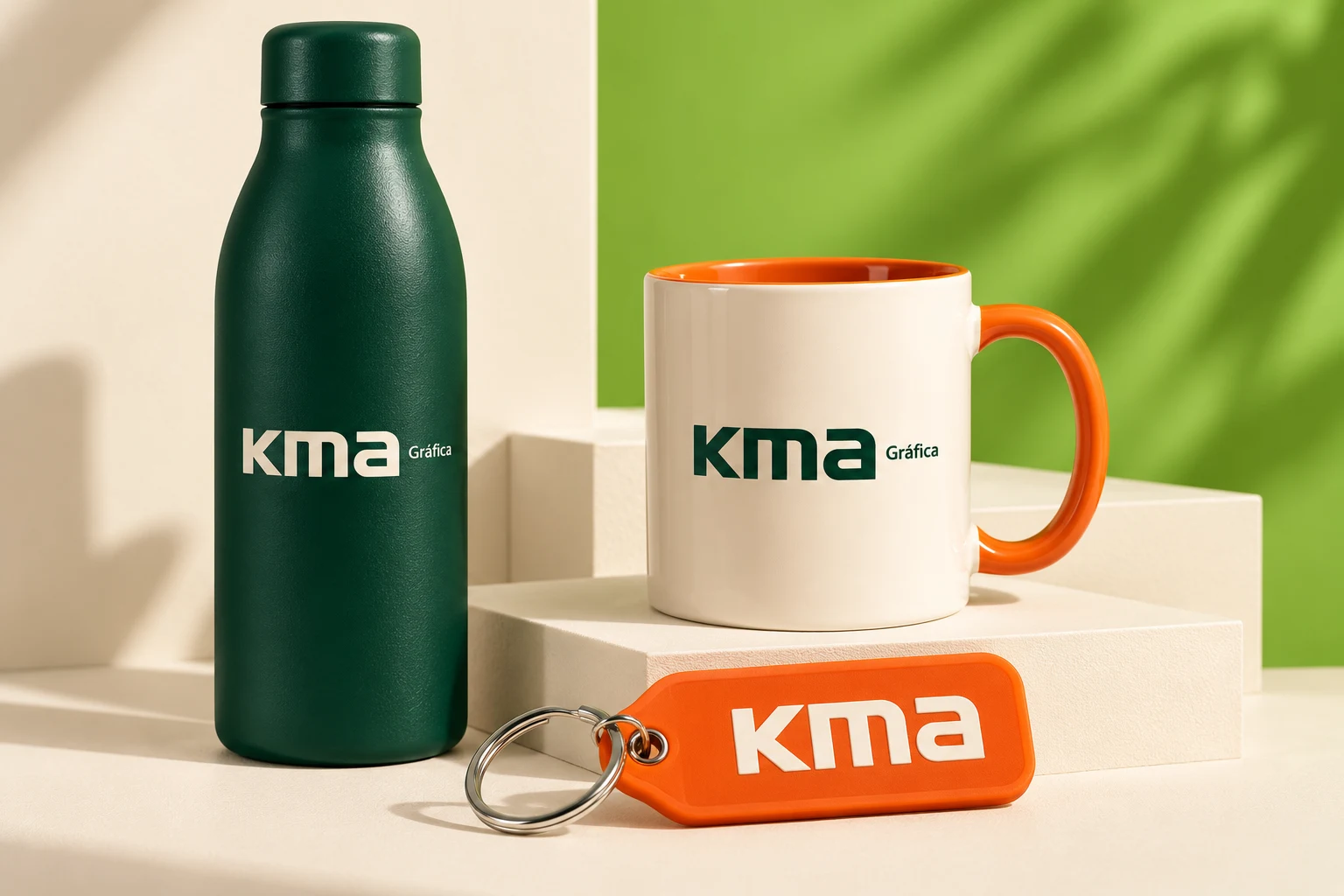 Brindes corporativos Kma: garrafa térmica, caneca cerâmica e chaveiro personalizados