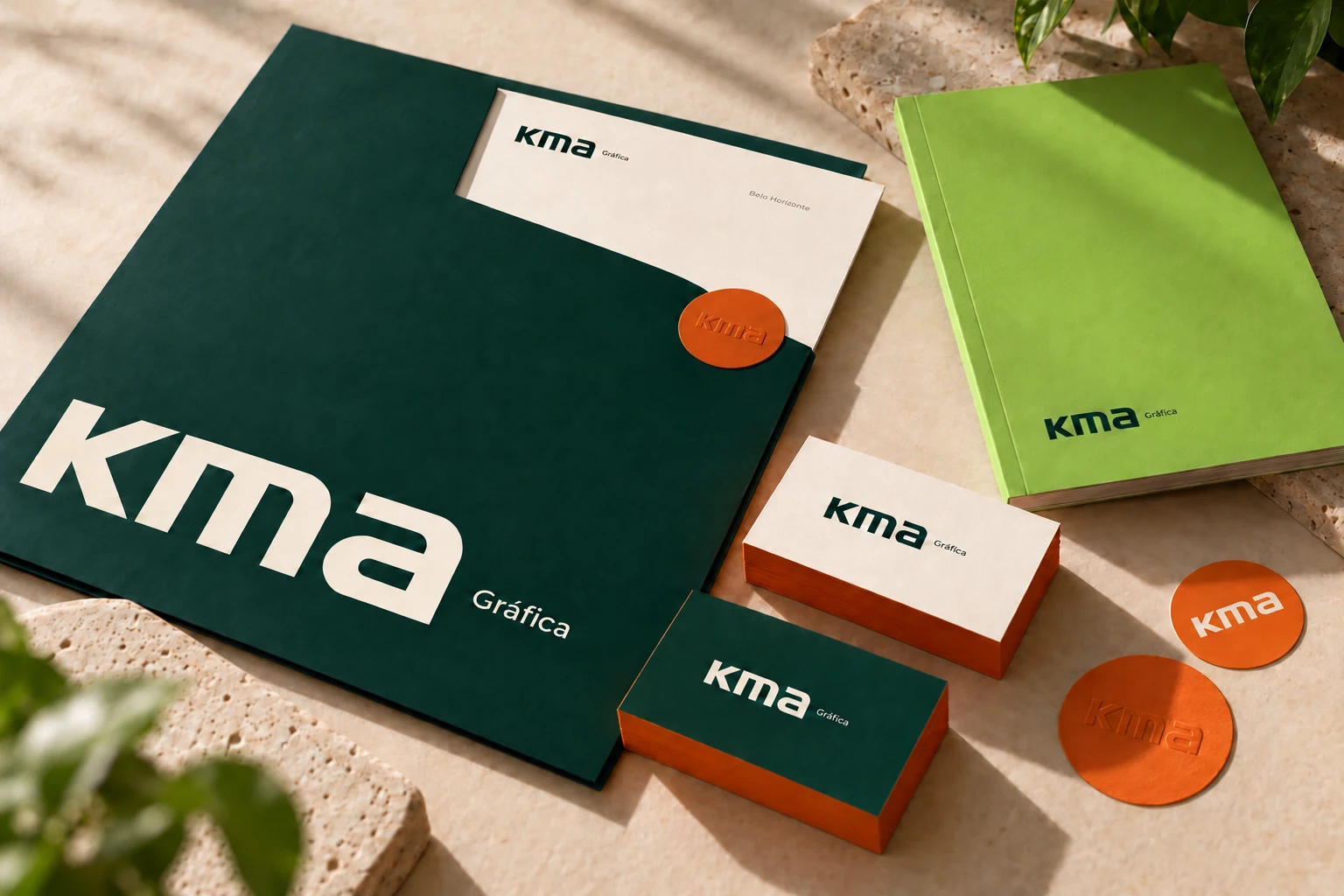 Papelaria corporativa Kma: pasta personalizada, cartões de visita e catálogo de apresentação